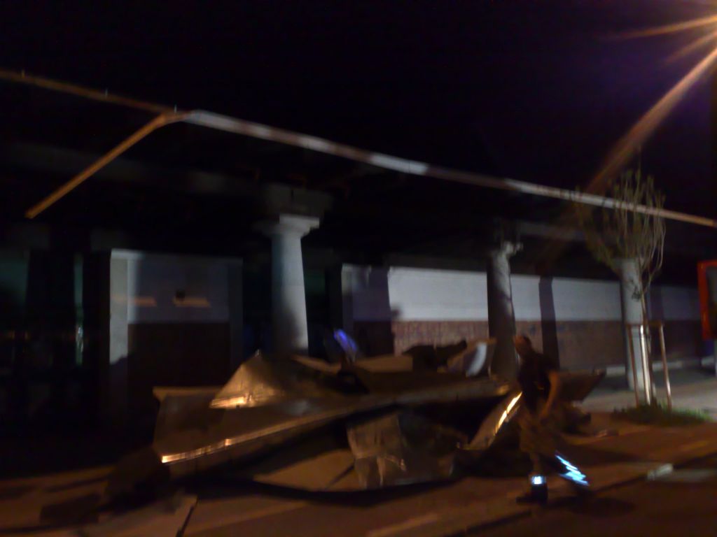 FOTO: Z bežigrajskega stadiona odneslo streho