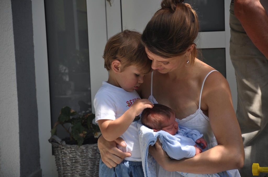 FOTO: Janša pokazal novorojenčka
