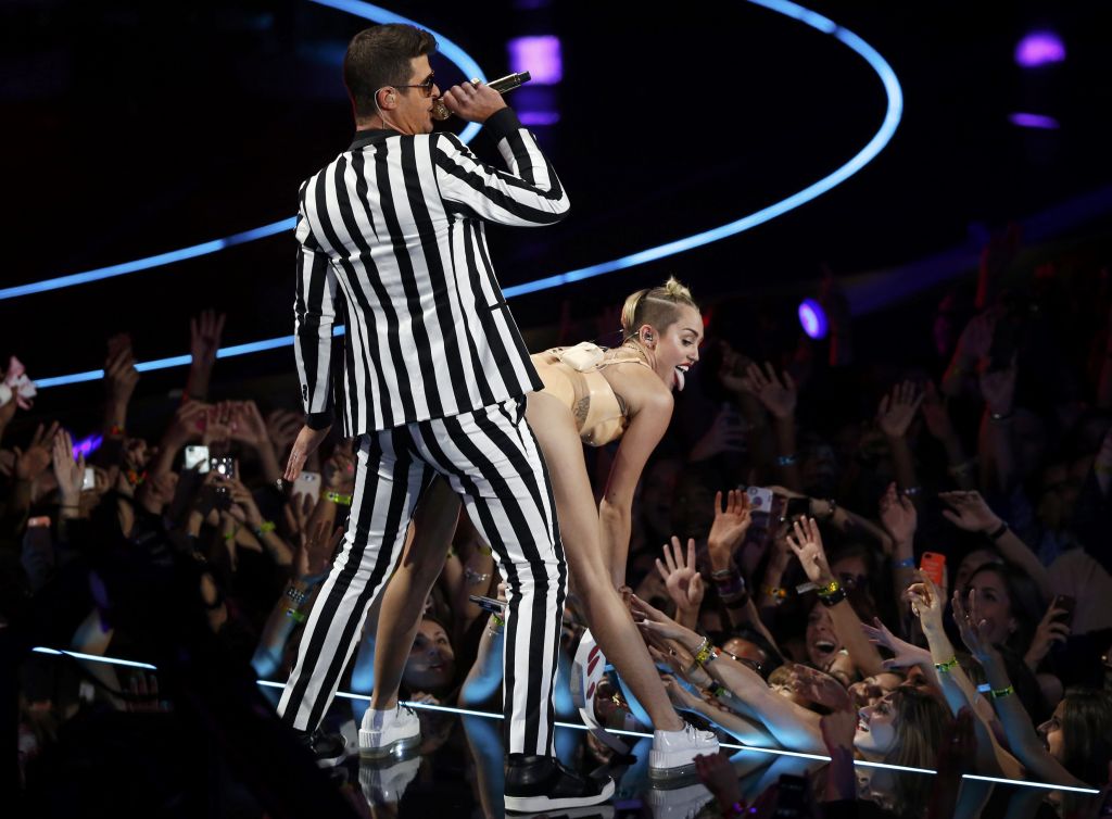 FOTO in VIDEO: Neokusna Miley šokirala z nastopom