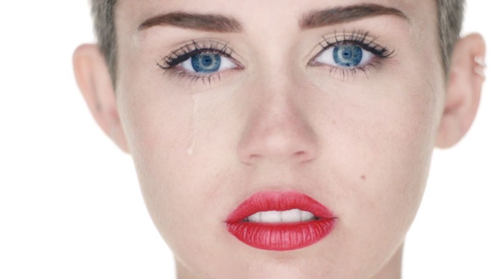 VIDEO: Miley se na veliko razkazuje 