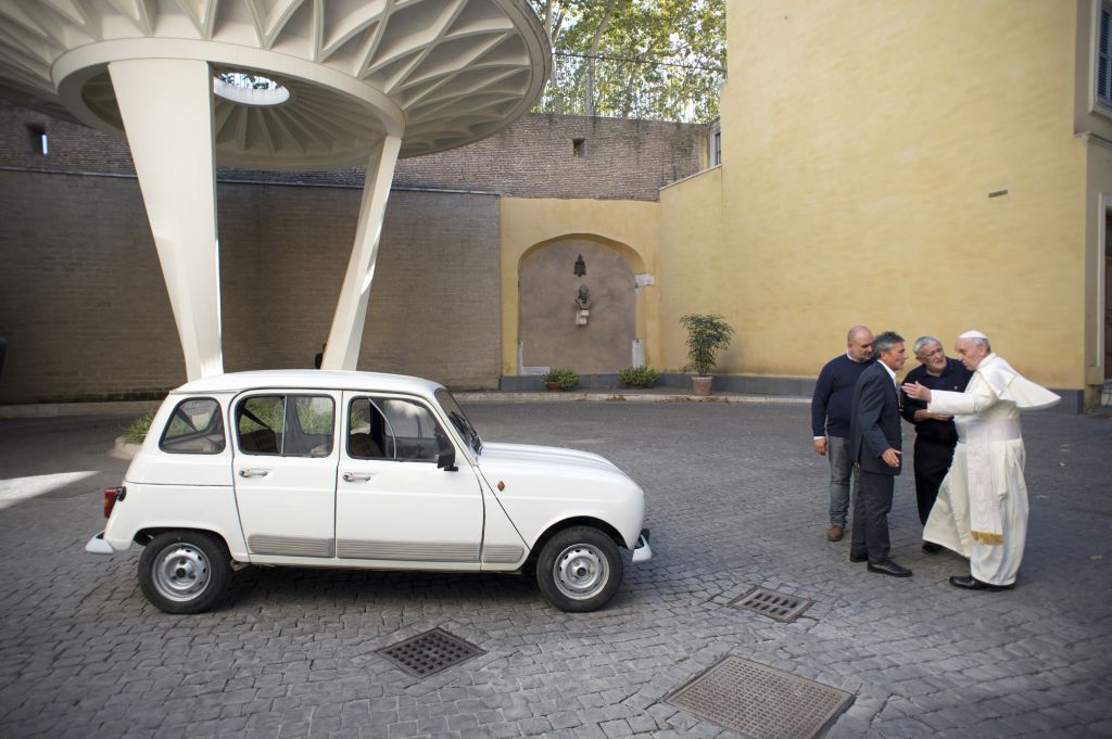 FOTO: Skromni papež bo vozil katrco