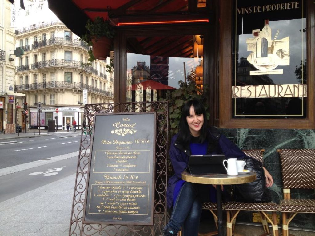 Tinkara se potepa po Parizu