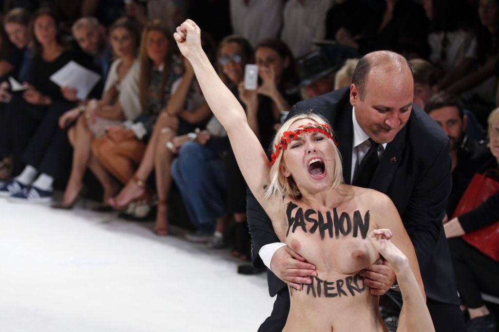 FOTO: Feministke zasenčile pariški šov