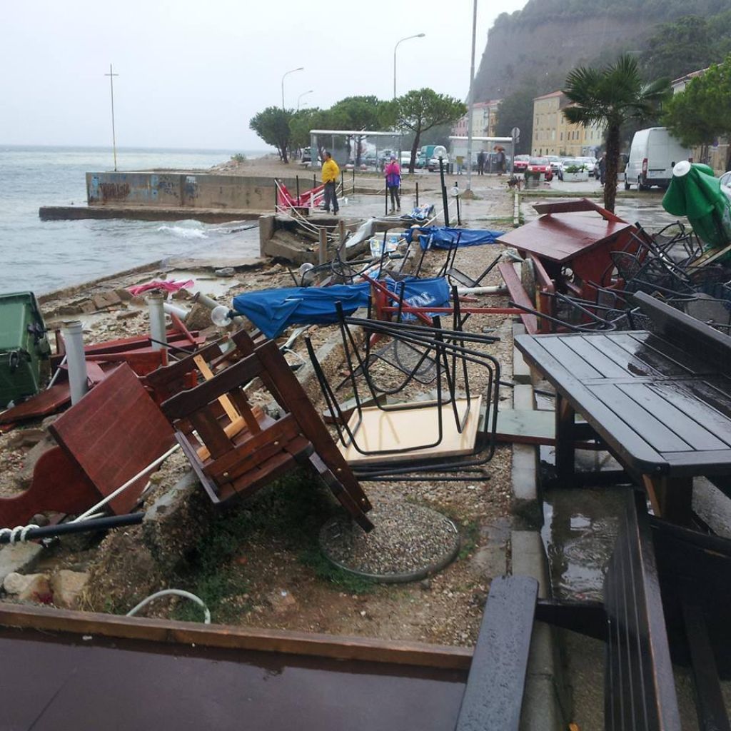 FOTO: Vodna tromba na Obali povzročila pravo razdejanje