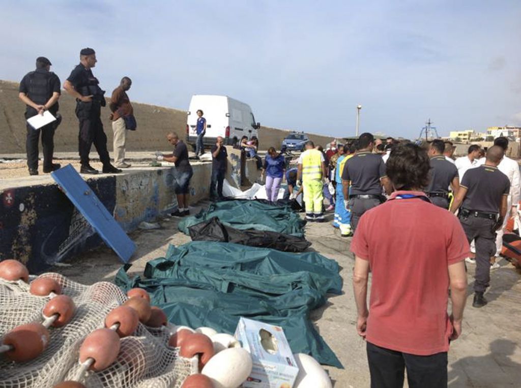 FOTO: Pred obalo utonilo najmanj 82 migrantov