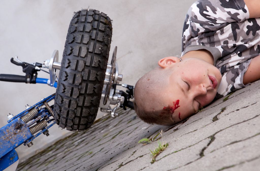 V Kranju mopedist povozil otroka