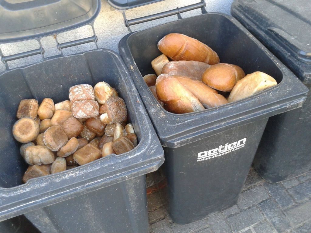 Nezaslišano: smetnjaki polni kruha in žemljic