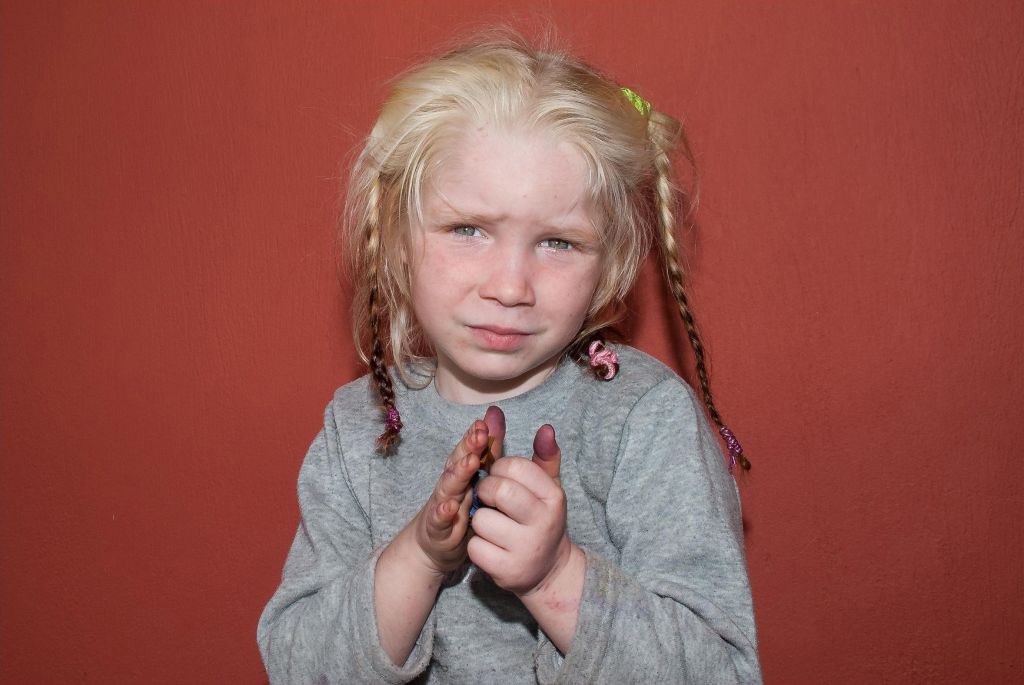 FOTO: Med Romi našli svetlolaso deklico. Čigava je v resnici?