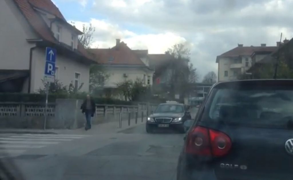 VIDEO: Diplomat sredi Ljubljane vozil v prepovedano smer