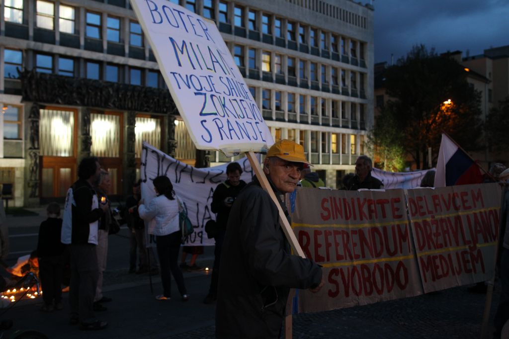 FOTO: Protestniki spisali sporočilo Alenki Bratušek