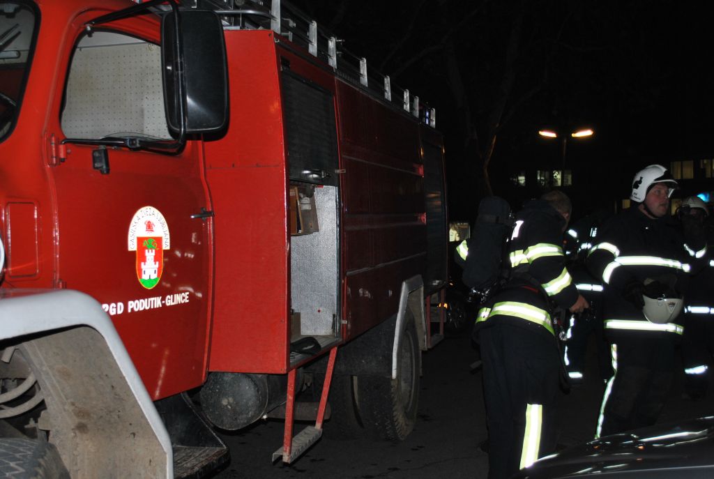 Rdeča groza na Jenkovi: razbesnel se je požar, šest družin brez strehe