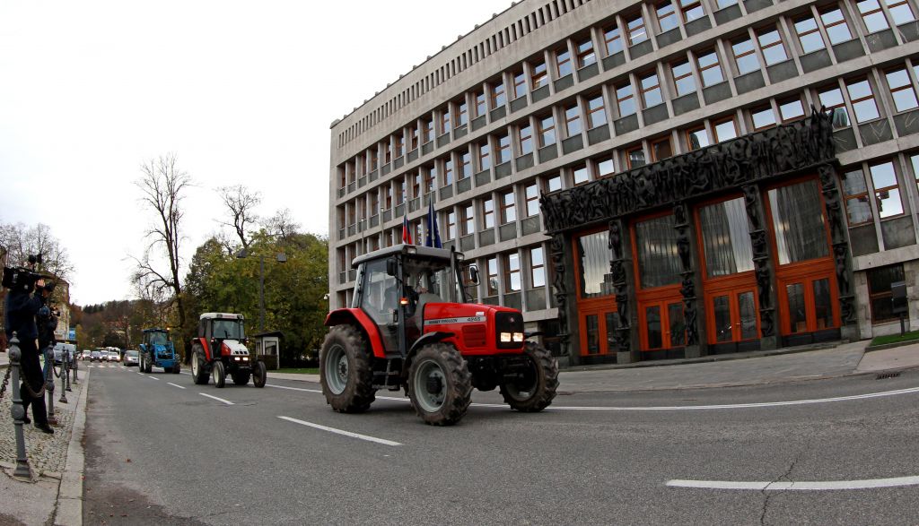 Korošica s traktorjem divjala po Ljubljani?
