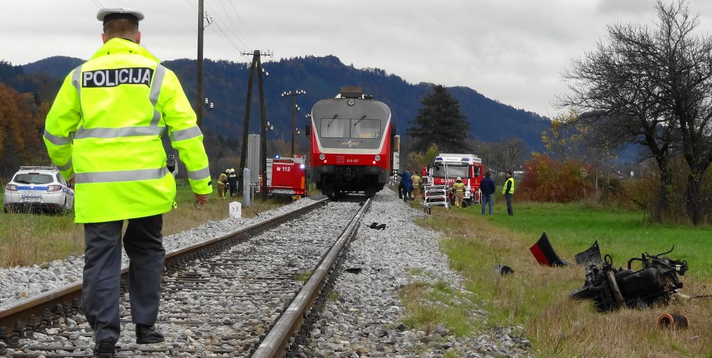 V Beli krajini se je iztiril vlak, več ljudi poškodovanih