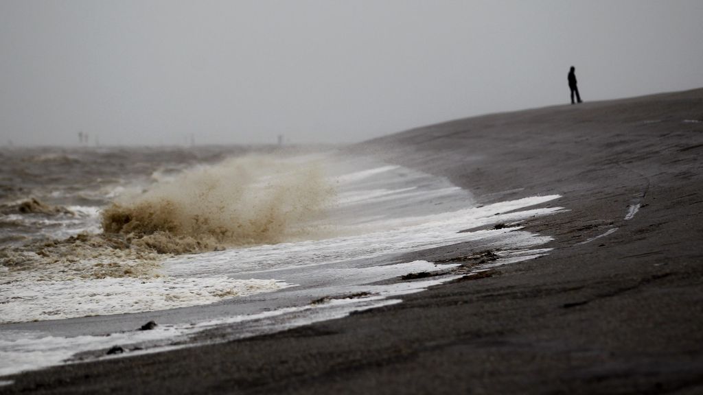 FOTO: Orkanski veter napada z 225 km/h