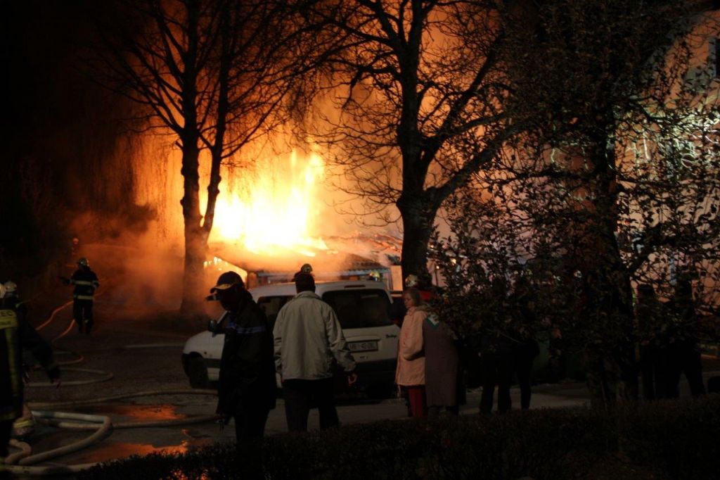 FOTO: Ponoči na terenu polovica gasilcev, za cev prijela tudi Špela