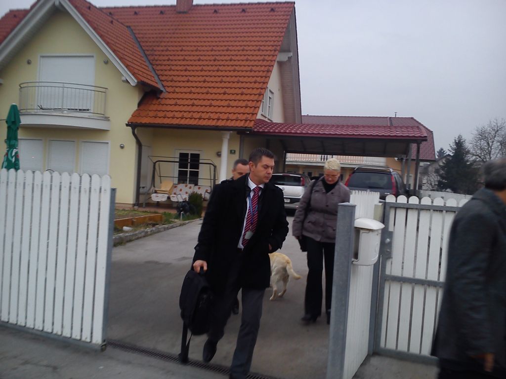 FOTO: Kriminalisti in odvetnik zapustili Jakičevo hišo, njega še ni