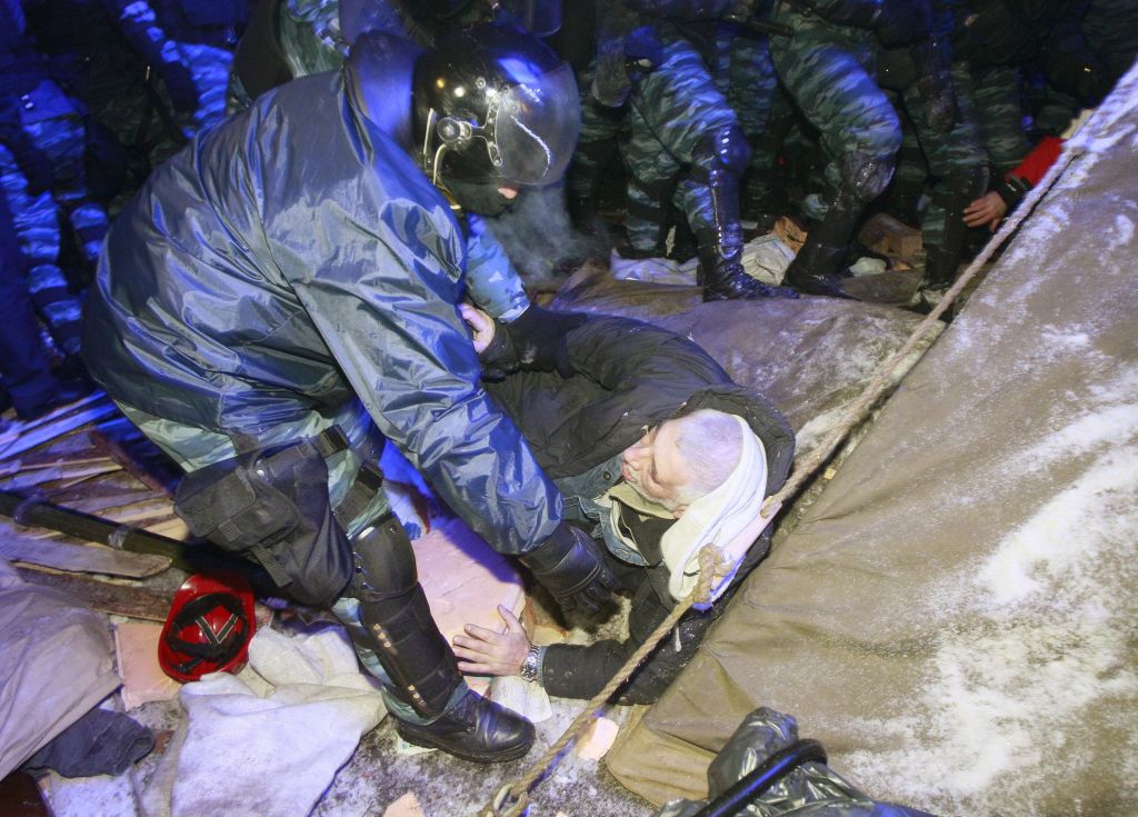 MZZ veleposlaniku Ukrajine izrazilo obsodbo nasilja nad protestniki