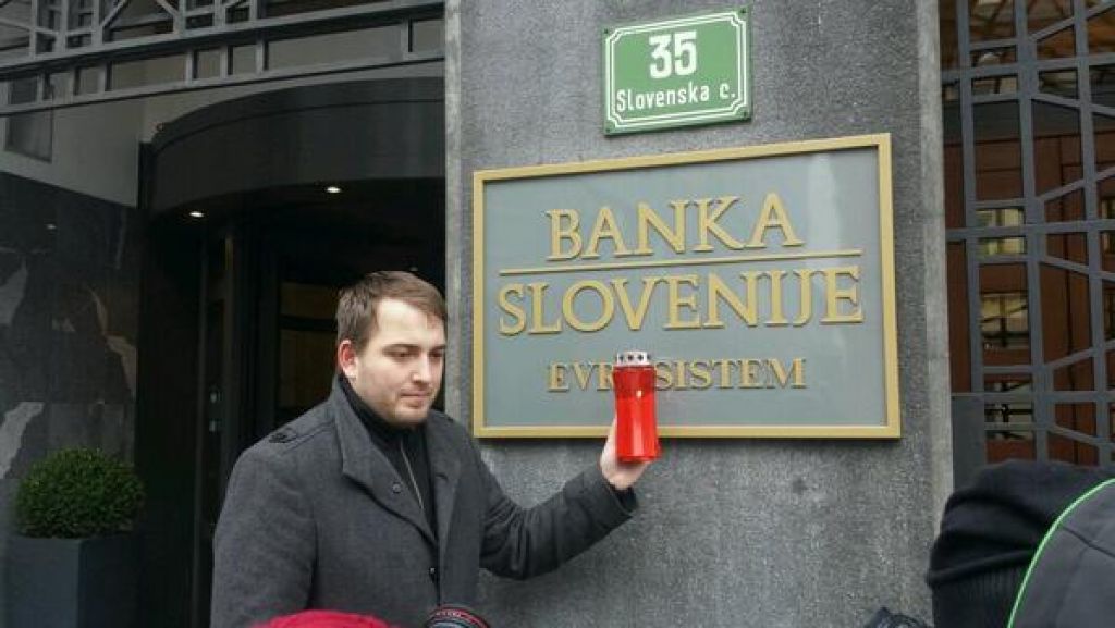 Pred Banko Slovenije so prižgali sveče