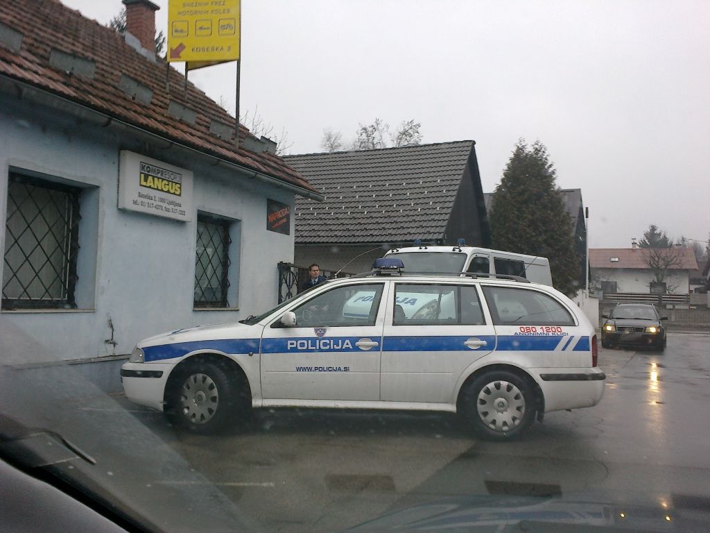 FOTO: Bralka Slavica prestrašena, policija pa miri