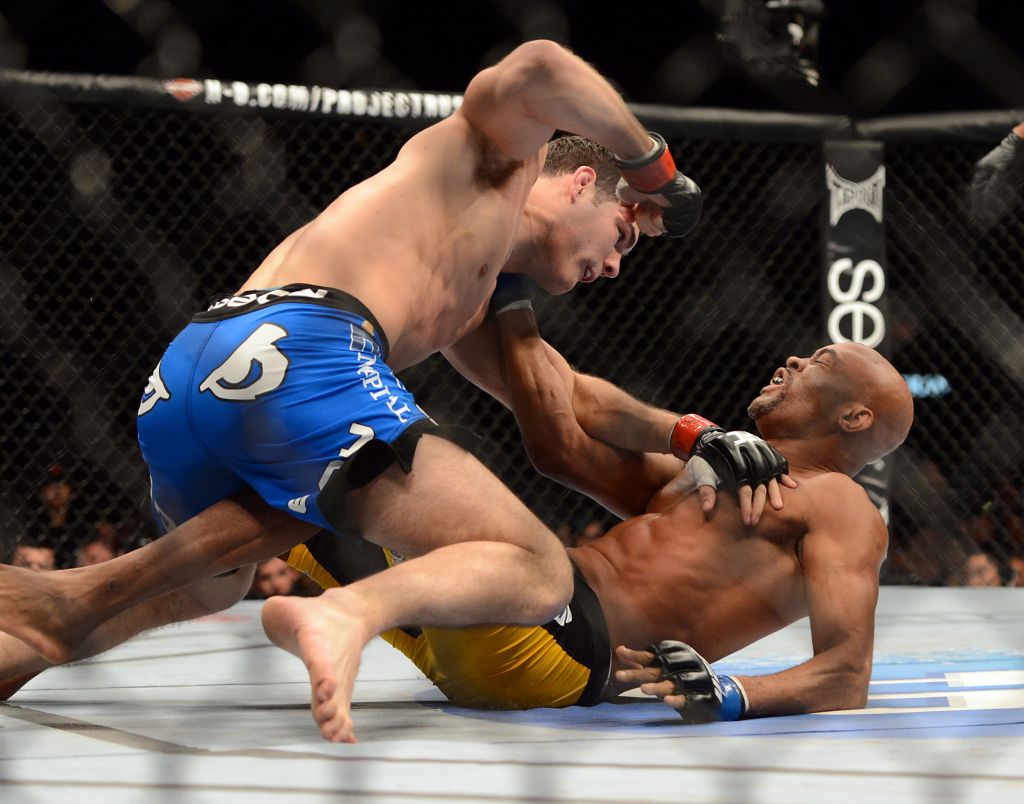 FOTO in VIDEO: Borbo UFC ustavila huda poškodba Silve