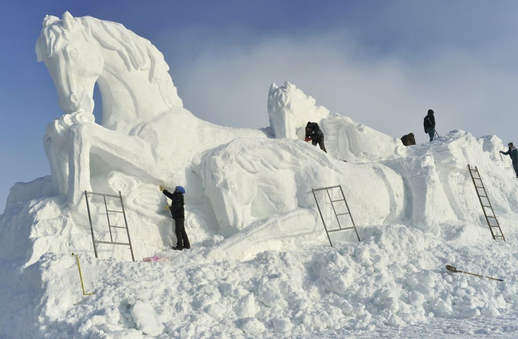 FOTO: Neverjetne skulpture iz ledu in snega