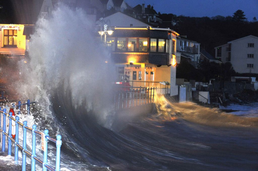 FOTO in VIDEO: Obalo pogoltnili desetmetrski valovi