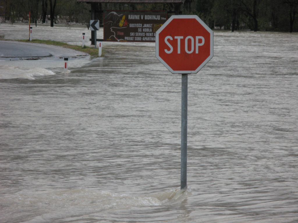 Reka prestopila breg in poplavlja vas Trpčane