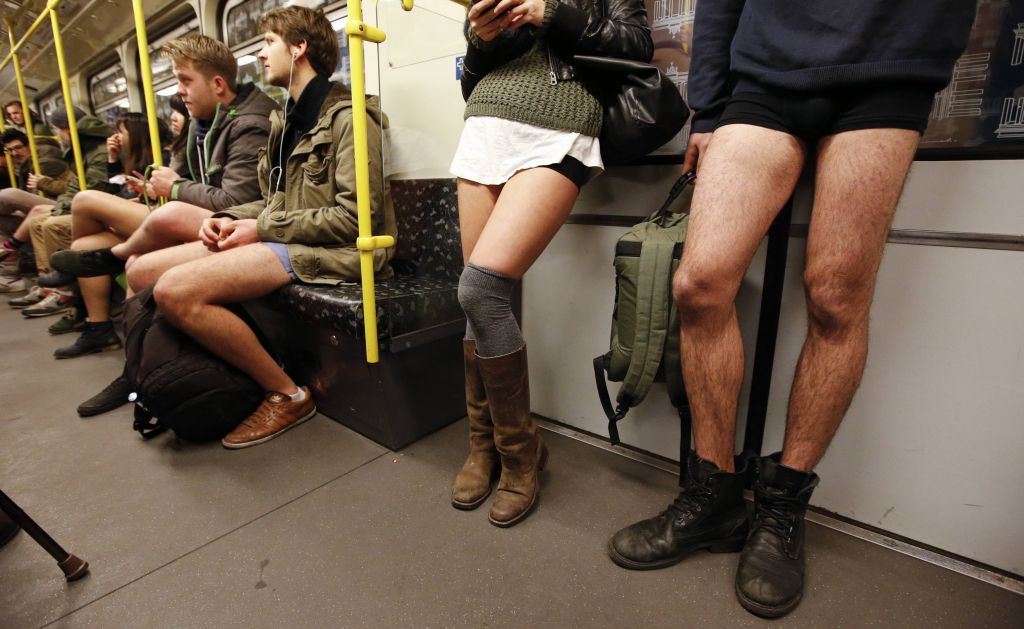 FOTO: Z javnim prevozom kar brez hlač