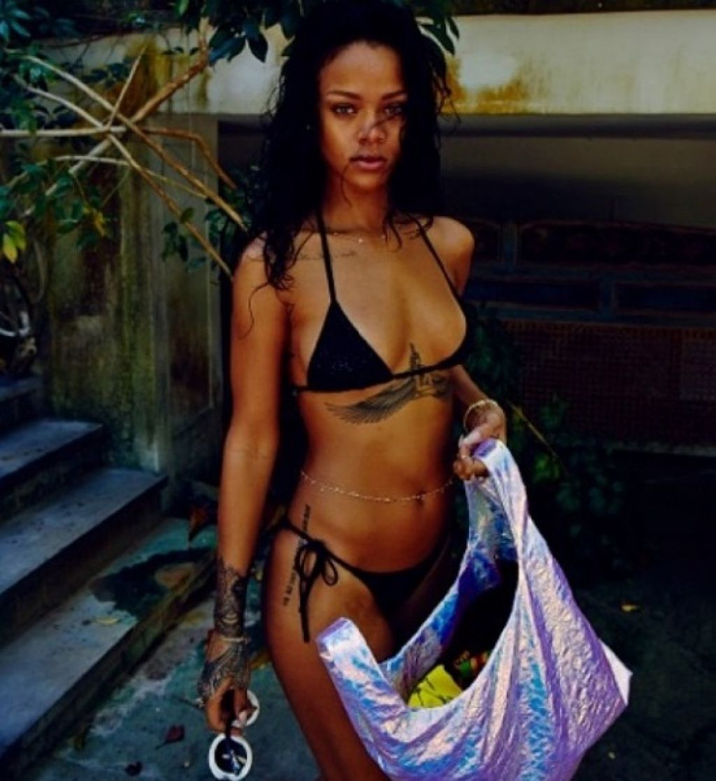 FOTO: Provokativna Rihanna (spet) zgoraj brez
