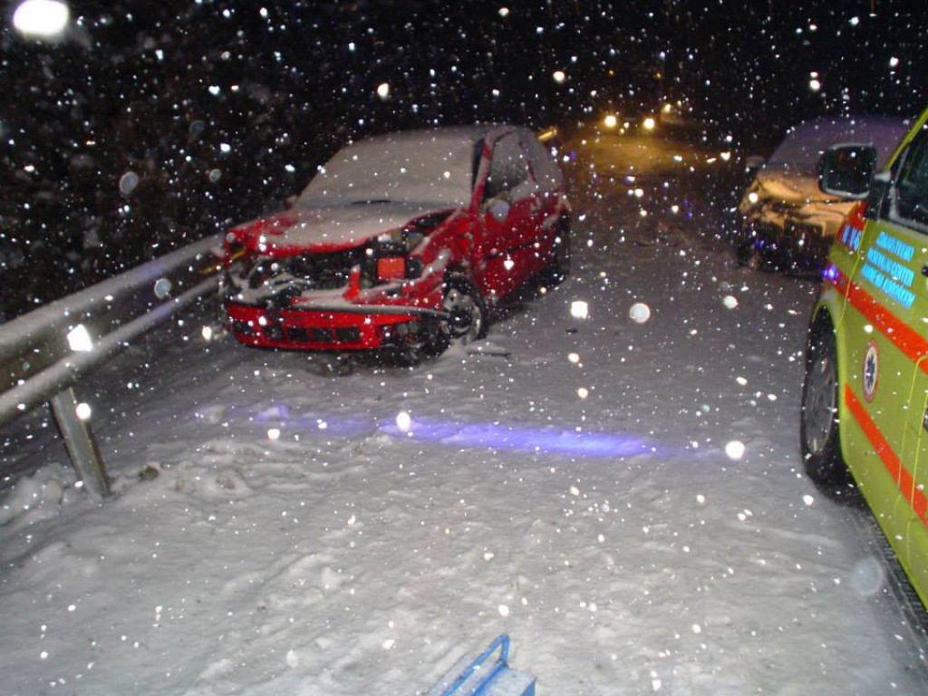 FOTO:  Mislinja: v snežnem metežu reševali ukleščenega voznika