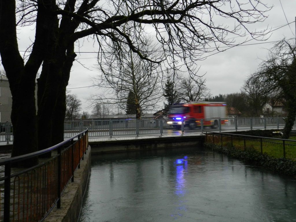 Avtobus padel v reko in v smrt odpeljal 22 ljudi