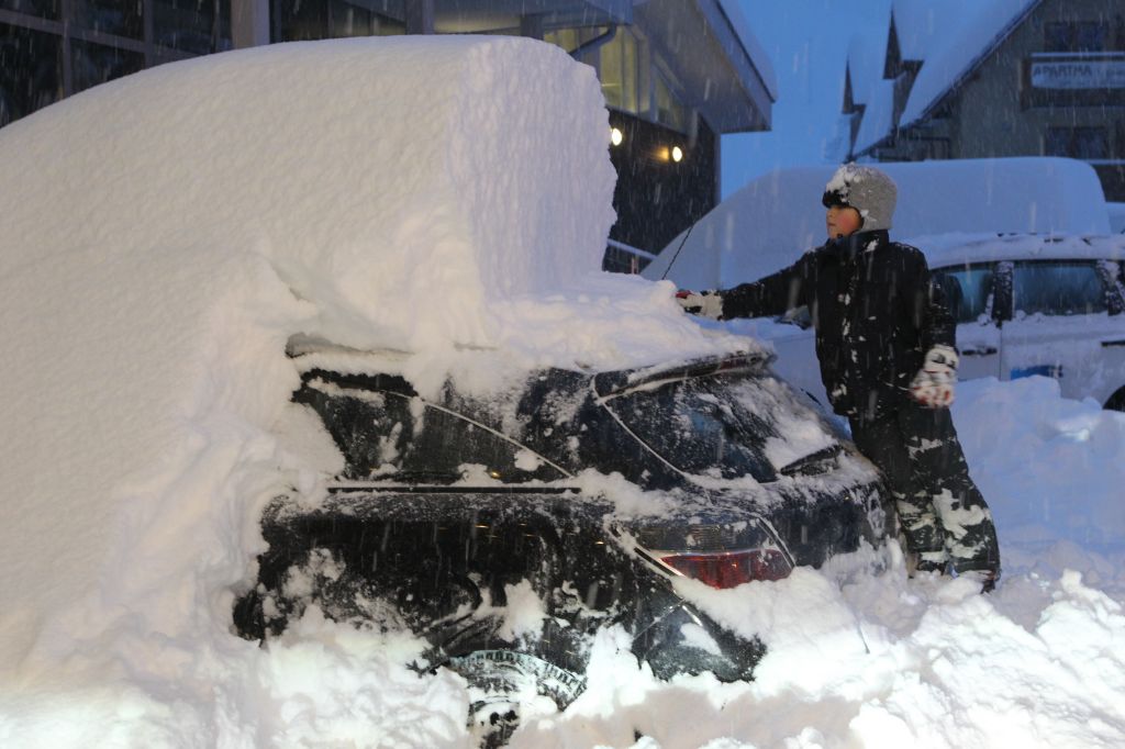 Na Gorenjskem ponovno sneži, v petek pa 8 stopinj plusa