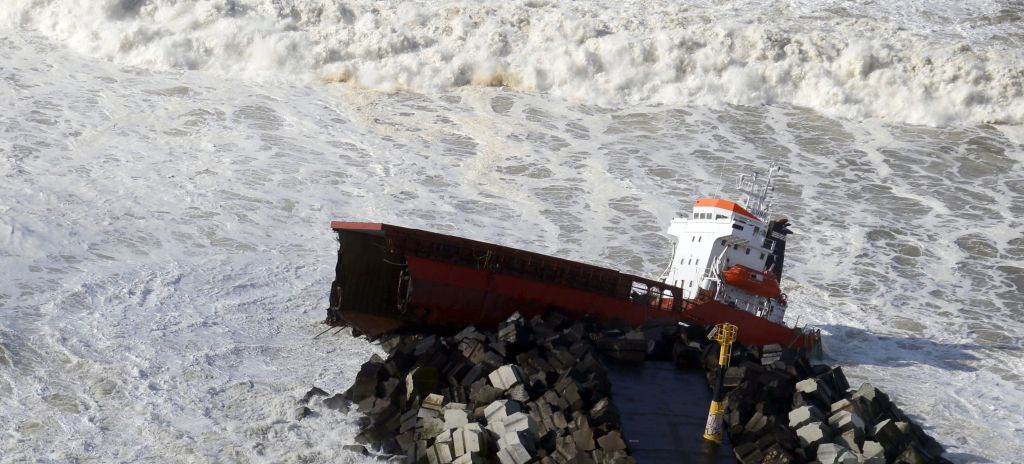 FOTO in VIDEO: Tovorno ladjo vrglo ob nasip in jo razklalo na dvoje