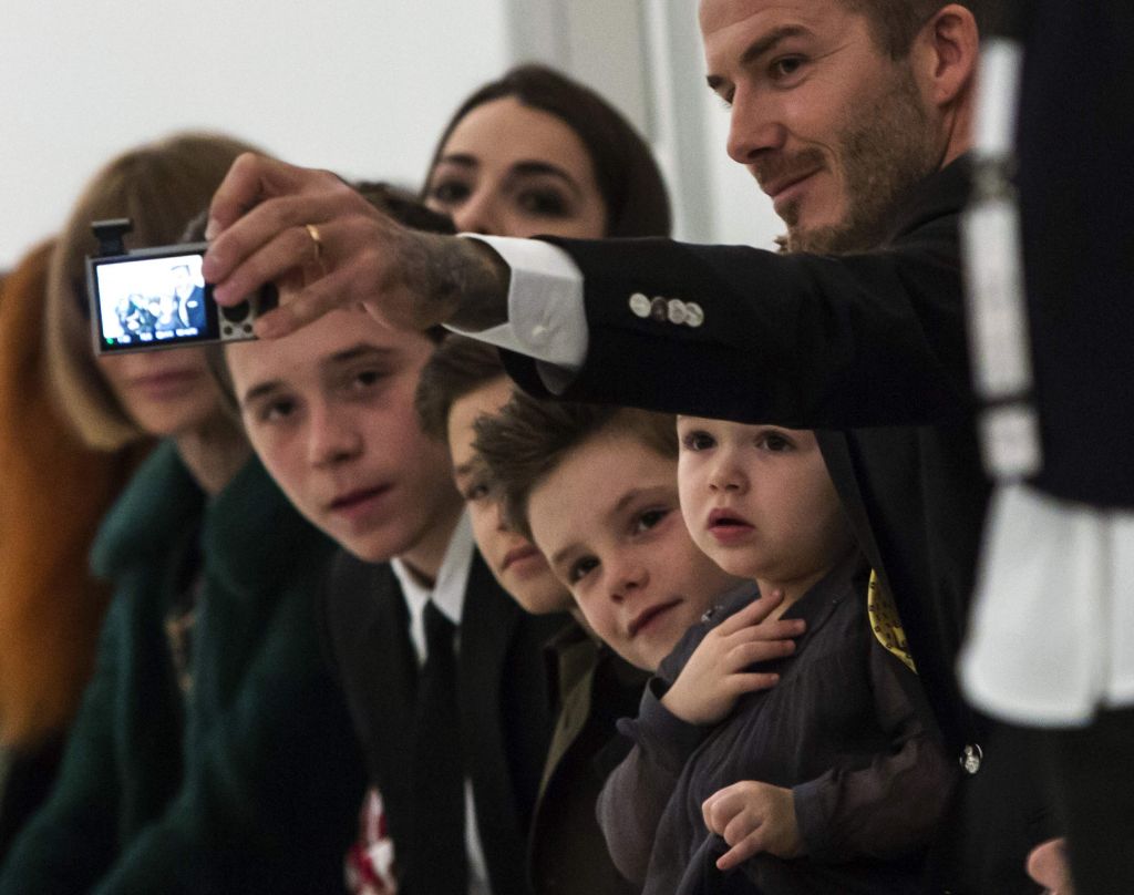 FOTO: Beckhamovi iz prve vrste ocenjevali delo svoje mame