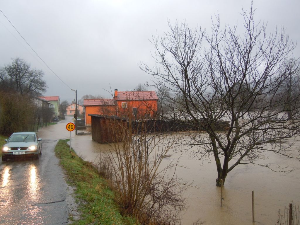 Oranžni alarm: Vipava narašča, Ljubljanica in Krka že poplavljata