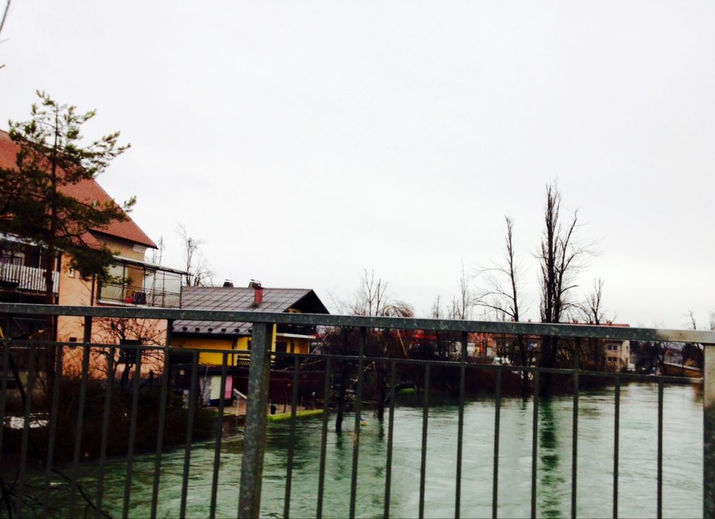 Bralec: Ljubljanica že dosega pragove hiš