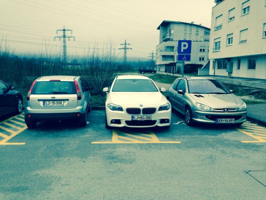 FOTO: Denis Avdić z beemvejem invalidom zasedel parkirišče