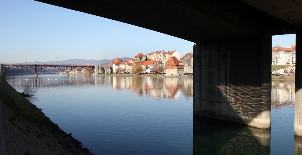 V Mariboru: ladja s turisti trčila v nabrežje, klicali na pomoč