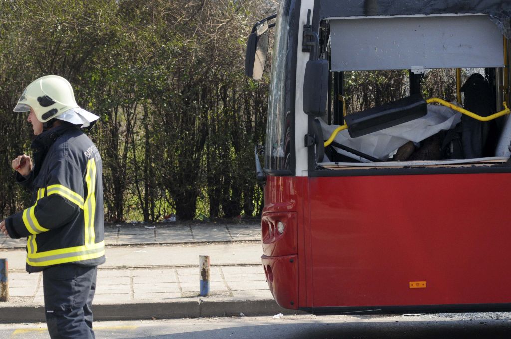 FOTO: Po eksploziji umrl v avtobusu