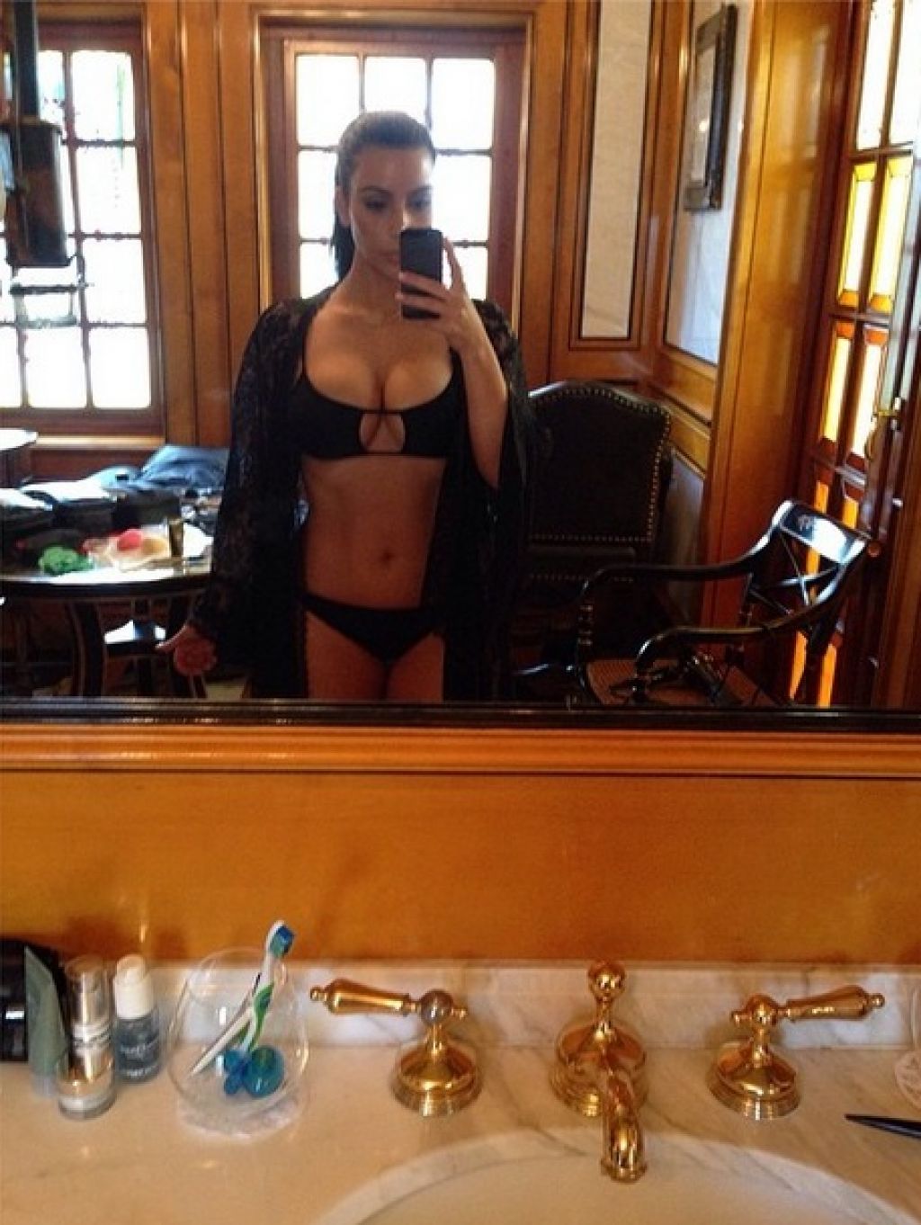FOTO: Slečena in krepko obdarjena Kim Kardashian