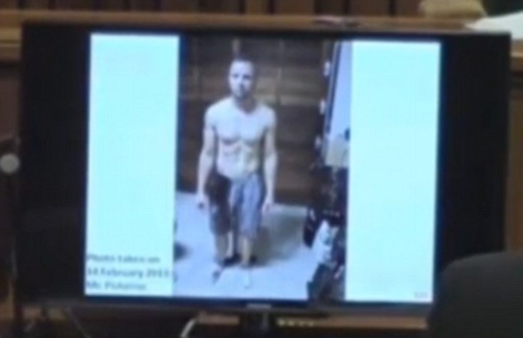 FOTO: V javnosti fotografije krvavega Pistoriusa s kraja zločina