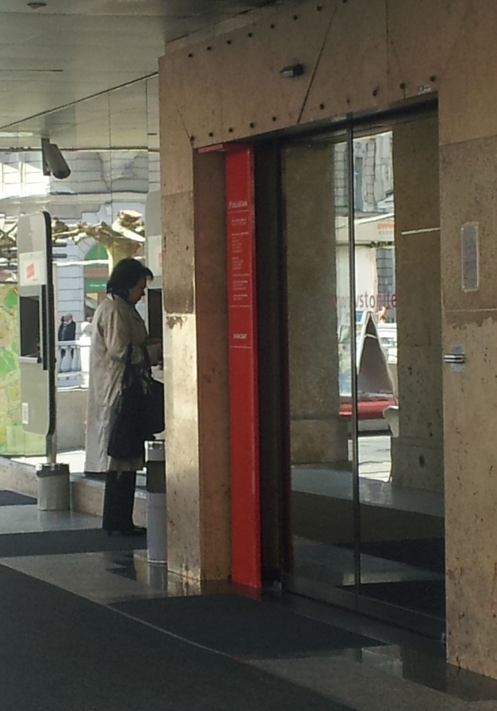 FOTO: Nekdanja prva dama praznila bankomat