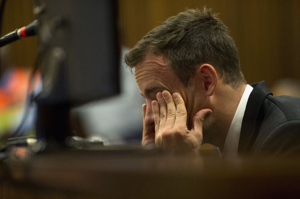 FOTO: Tožilec neusmiljen, Pistorius jokal in bruhal
