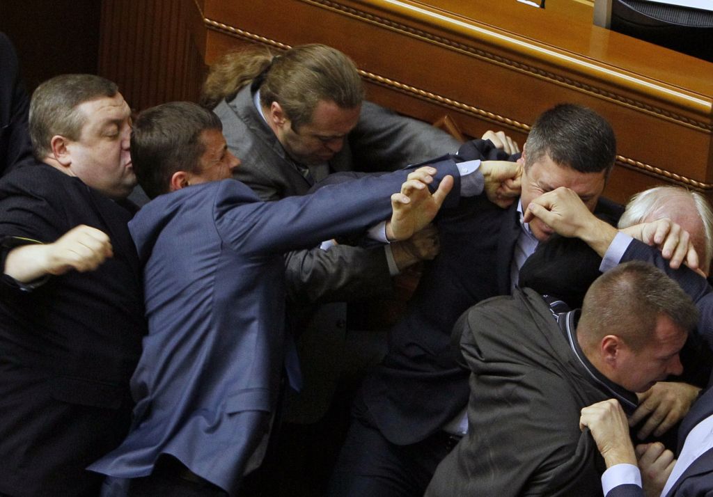 VIDEO: Pretep v parlamentu: komunisti nacionaliste okrivili za krizo