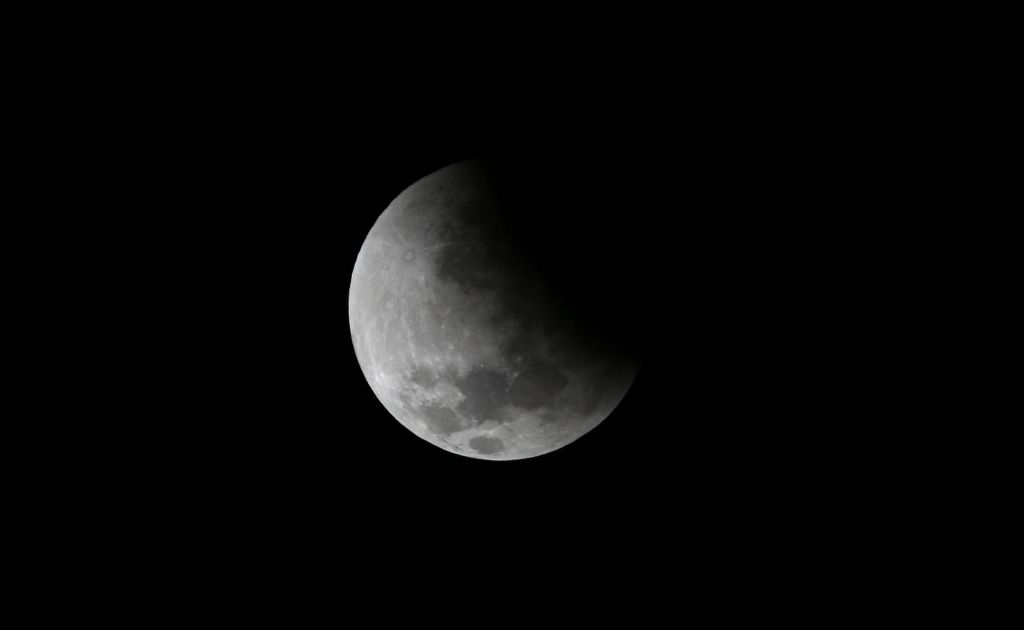 VIDEO: Spremljajte lunin mrk v živo