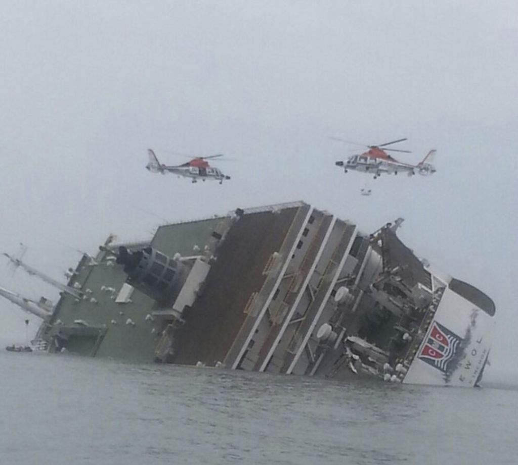 FOTO: Prevrnil se je trajekt, dva mrtva, reševanje še poteka