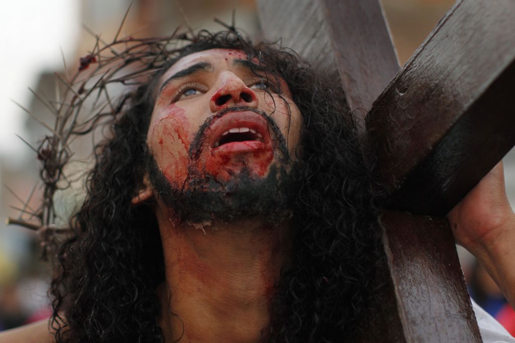 FOTO: Krvaveli prebičani in pribiti na križ