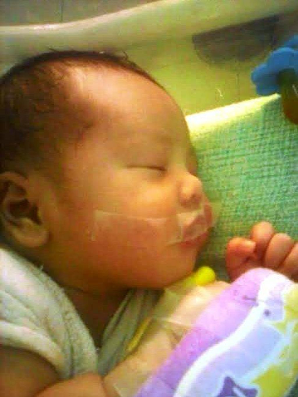FOTO: Novorojenčku zalepili usta, ker je bil preglasen