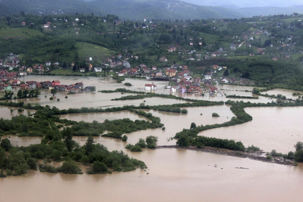 Slovenska humanitarna pomoč stoji na meji BiH. Kaj se dogaja?