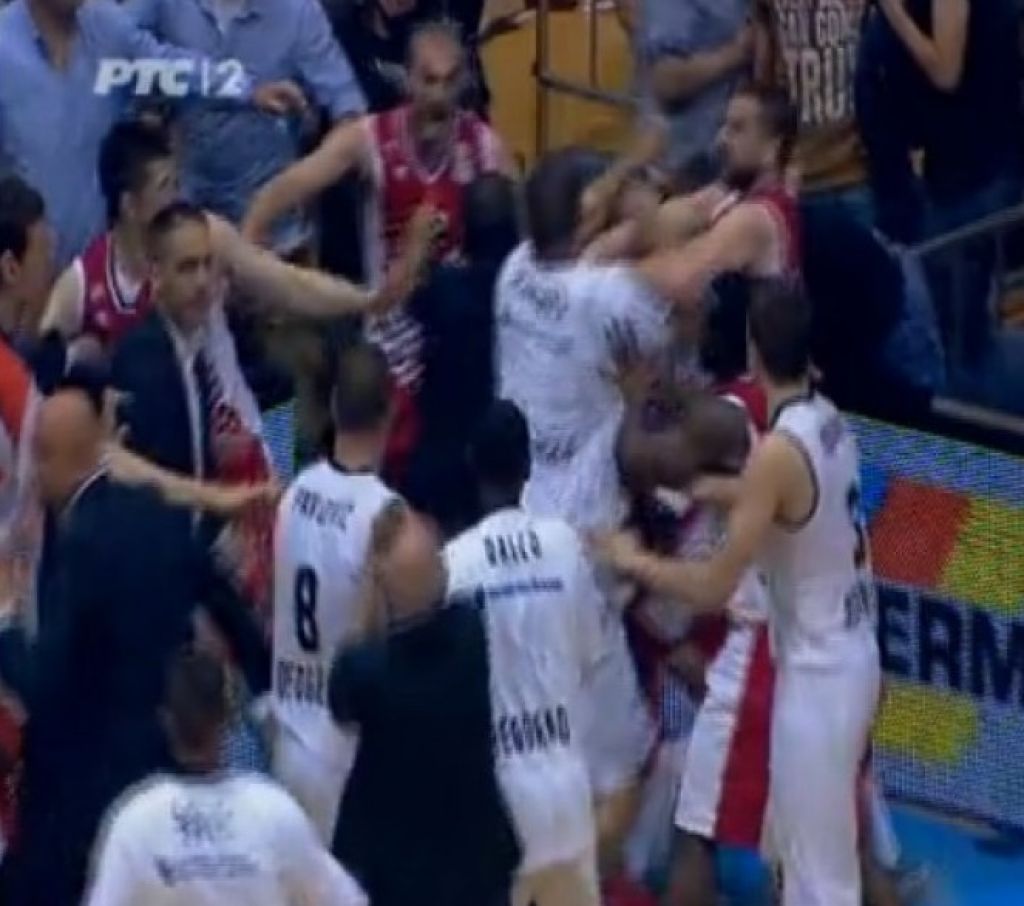 VIDEO: Množični pretep košarkarjev: Crvena zvezda – Partizan
